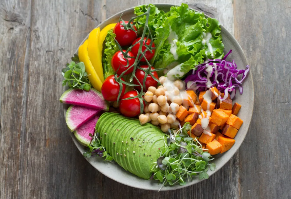 Imaginea conține o salata de vara cu legume, fructe și un dressing