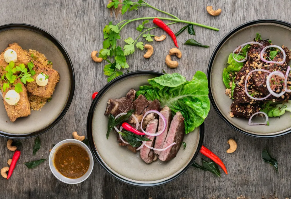 In imagine sunt 3 idei de feluri de mâncare care pot sa facă parte dintr-un mealprep săptămânal. Conțin atât carne cât și legume